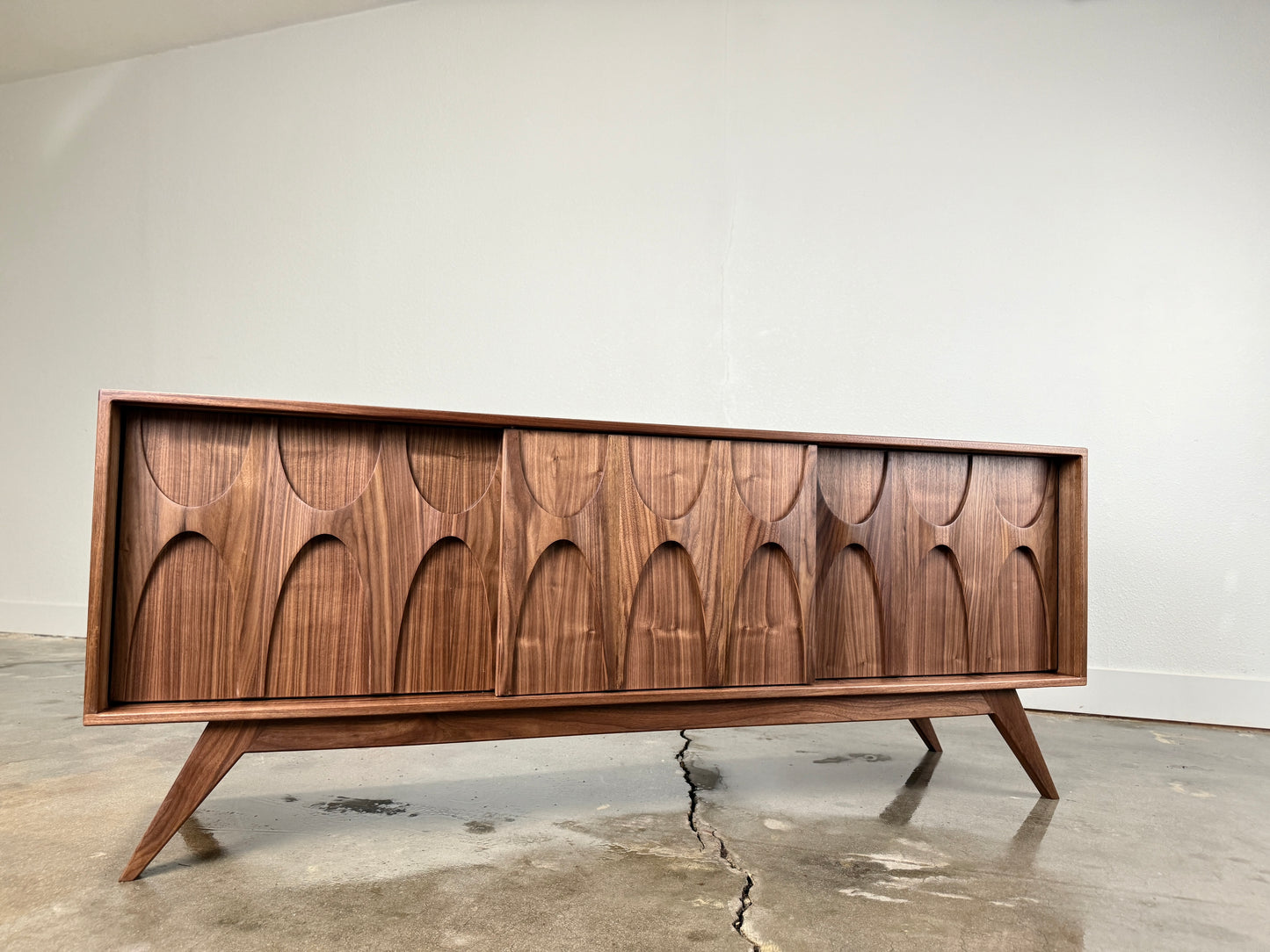 Walnut Stella J console close up wood grain detail